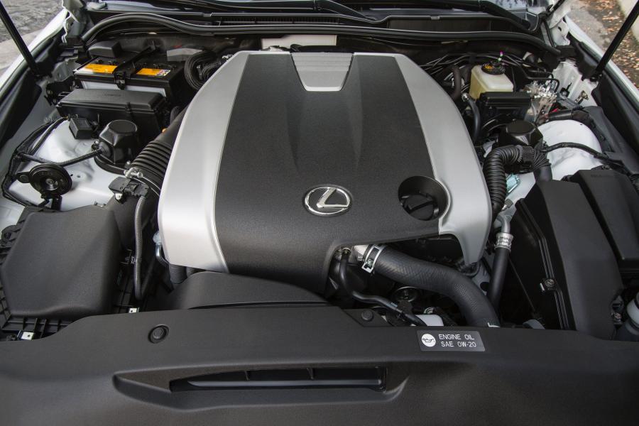 Моторный отсек Lexus IS300 AWD F-Sport 2015 года  (фото 30 из 48)